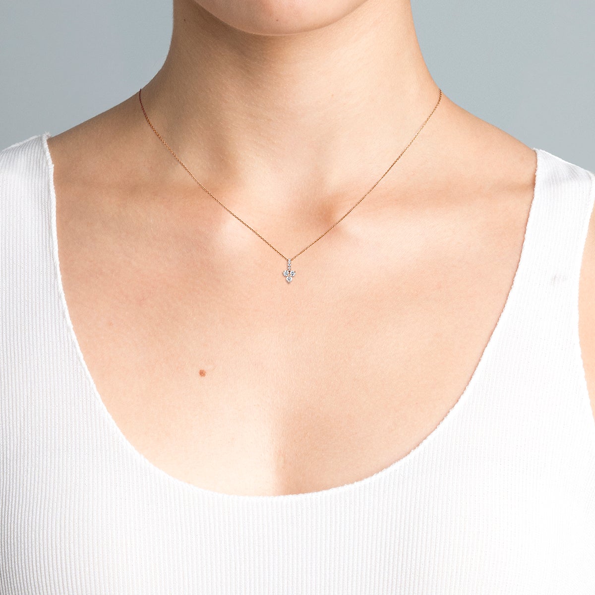 Colgante de oro rosa de 18K con cruz de diamantes 0,09 cts