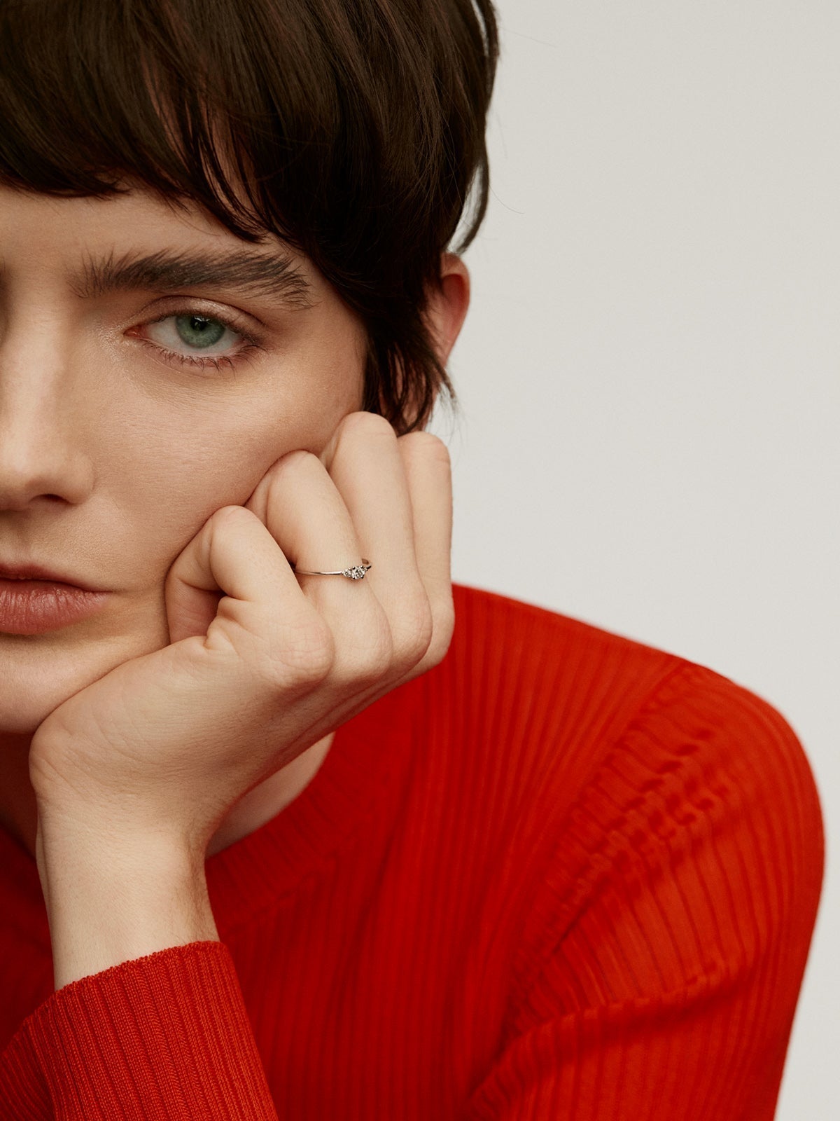 Anillo tresillo de oro blanco de 18K con diamante central de 0,10cts y diamantes