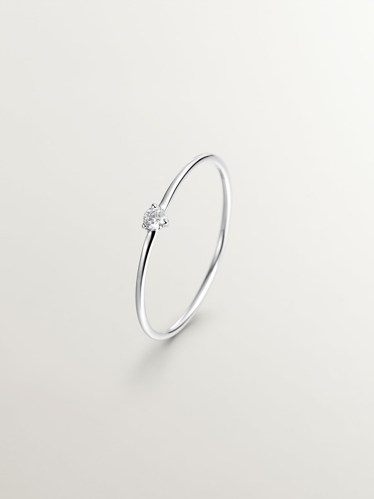 Anillo solitario de oro blanco de 18K con diamante ISI2 de 0,048cts