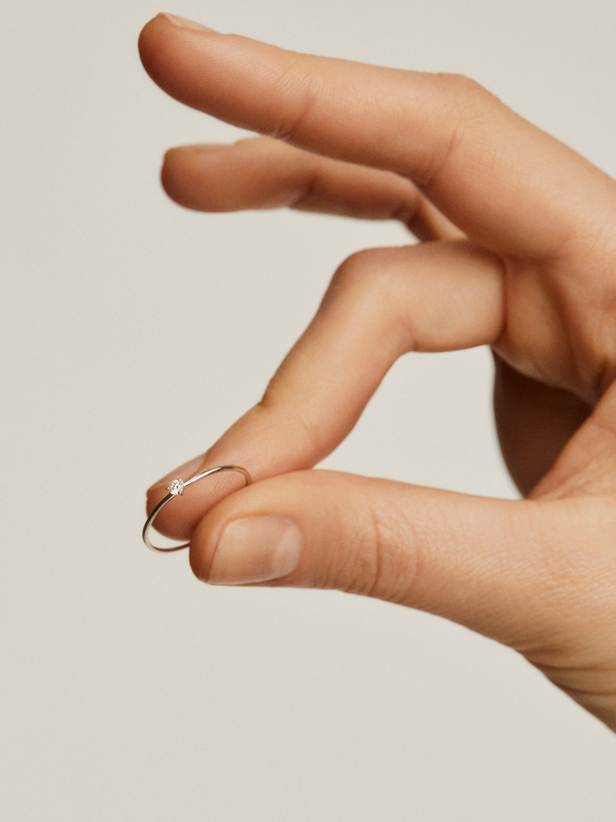 Anillo solitario de oro blanco de 18K con diamante ISI2 de 0,048cts