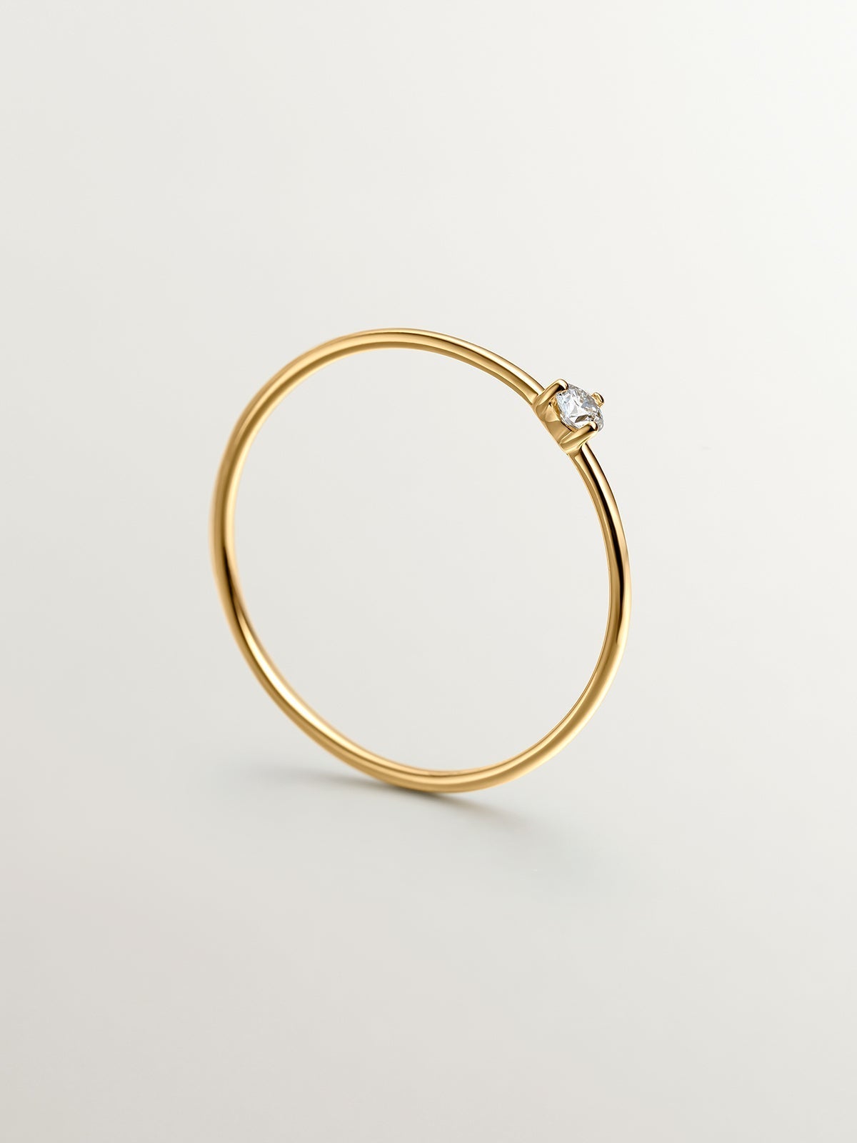 Anillo solitario de oro amarillo de 18K con diamante ISI2 de 0,048cts