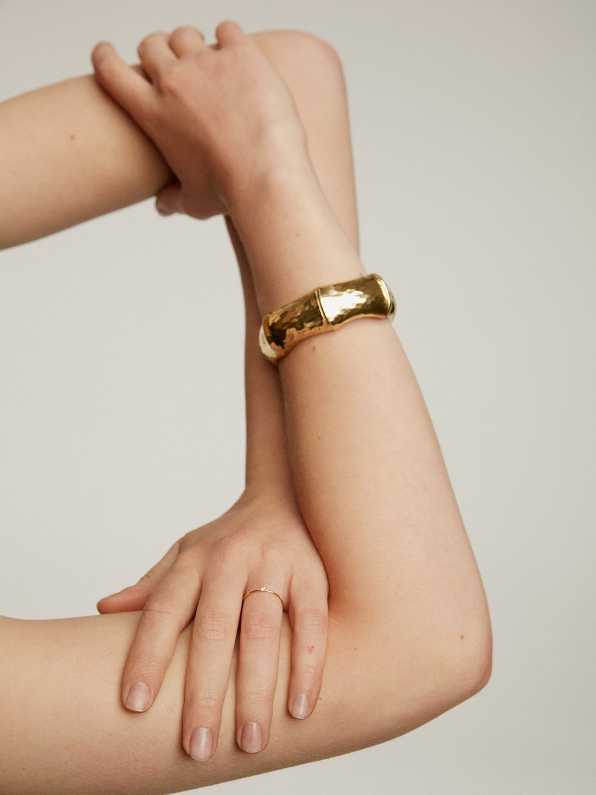 Anillo solitario de oro amarillo de 18K con diamante ISI2 de 0,048cts