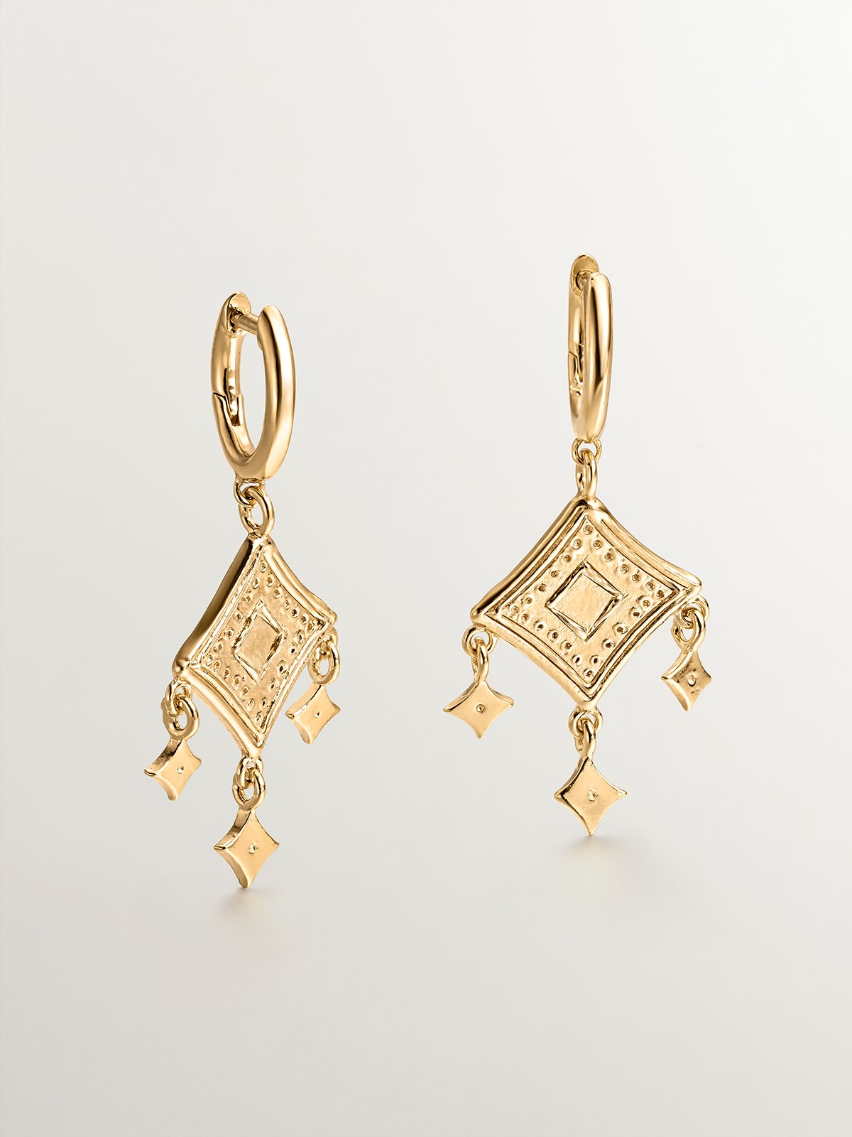 Pendientes de aro de plata 925 bañada en oro amarillo de 18K con motivos étnicos