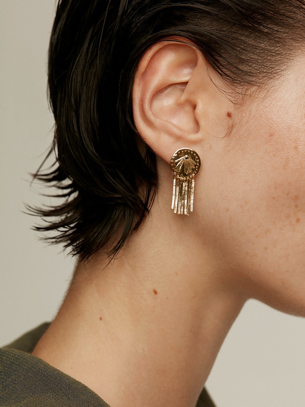 Pendientes de plata 925 bañada en oro amarillo de 18K con espinelas negras y motivos étnicos