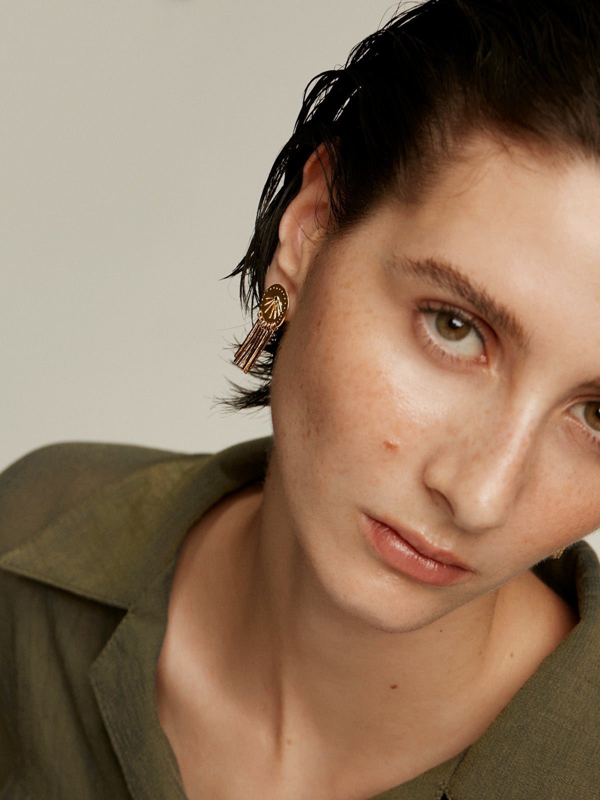 Pendientes de plata 925 bañada en oro amarillo de 18K con espinelas negras y motivos étnicos