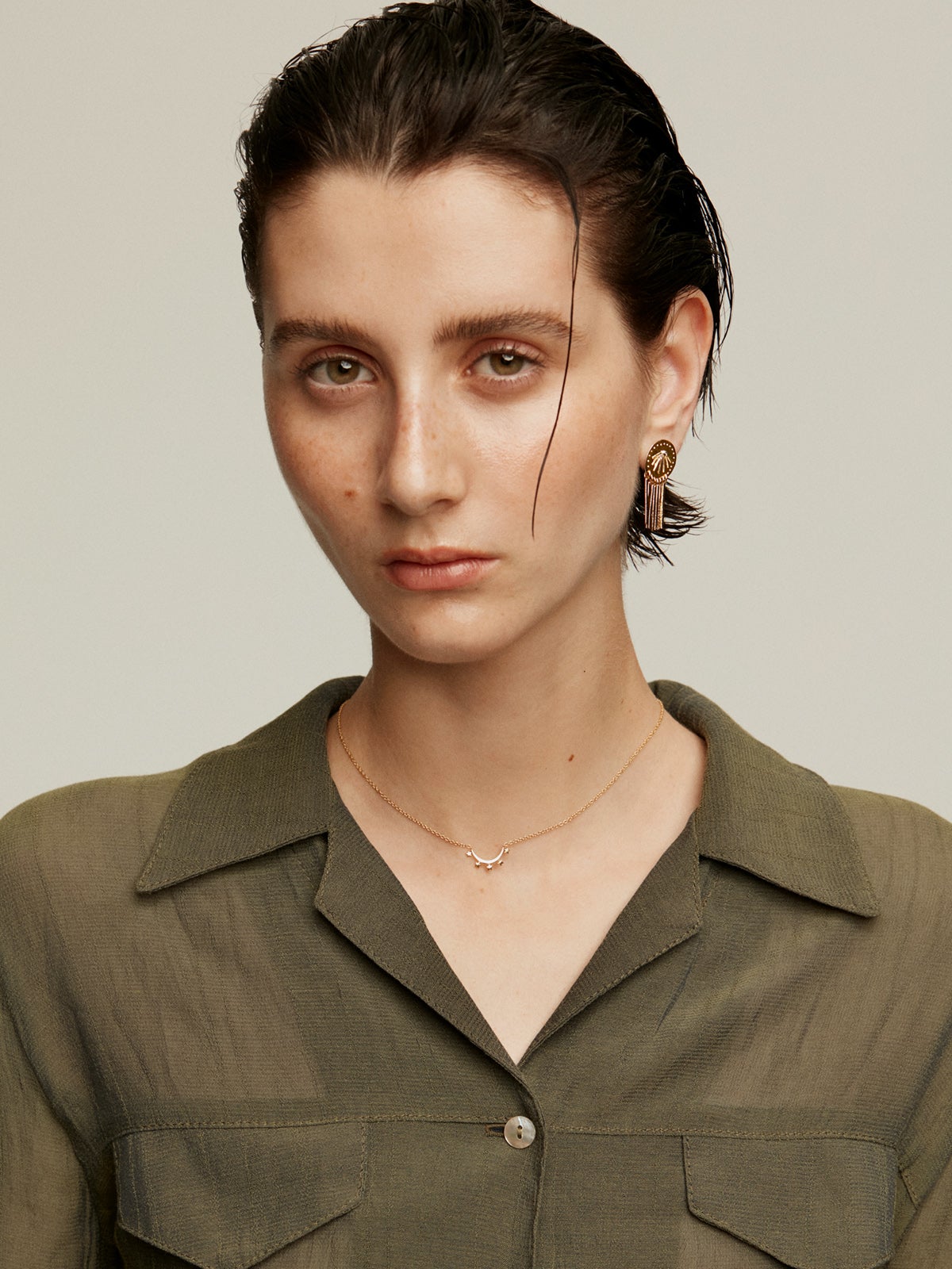 Pendientes de plata 925 bañada en oro amarillo de 18K con espinelas negras y motivos étnicos