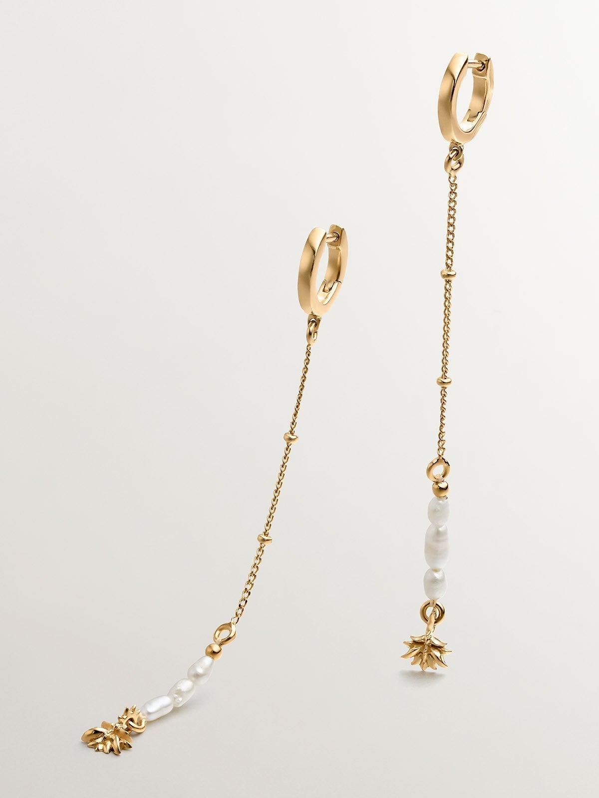 Pendientes de aro de plata 925 bañada en oro amarillo de 18K con colgante de perlas y flor de loto