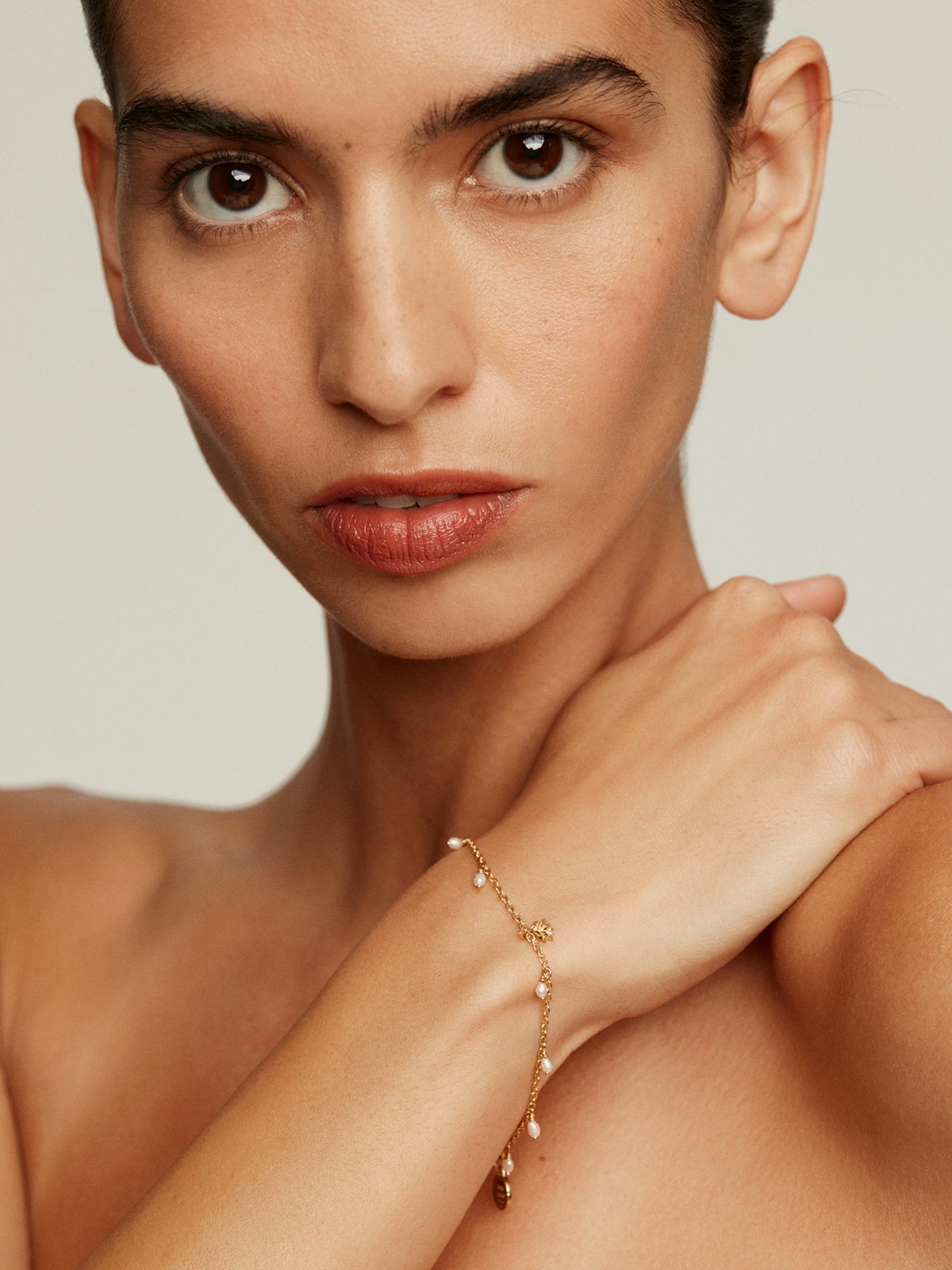 Pulsera de plata 925 bañada en oro amarillo de 18K con perlas de río y nenúfar