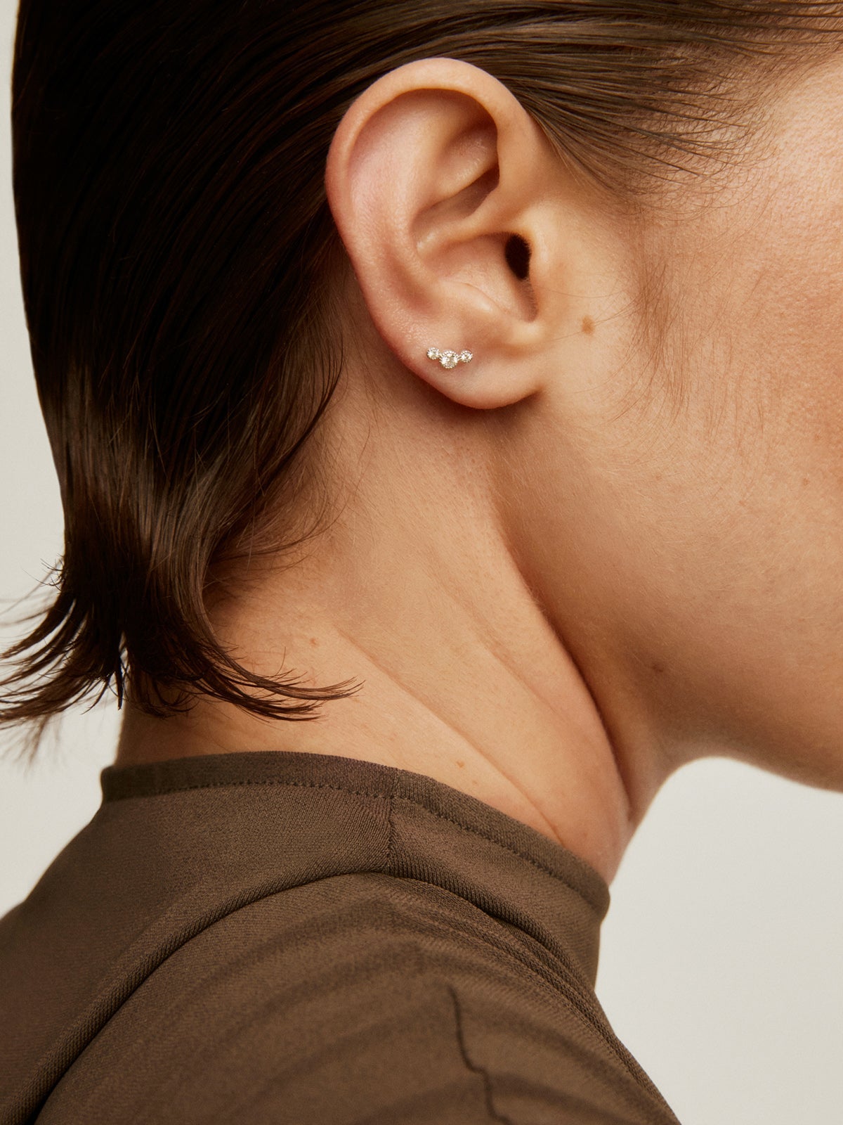 Pendiente individual de oro blanco de 18K con diamantes 0,0187 cts