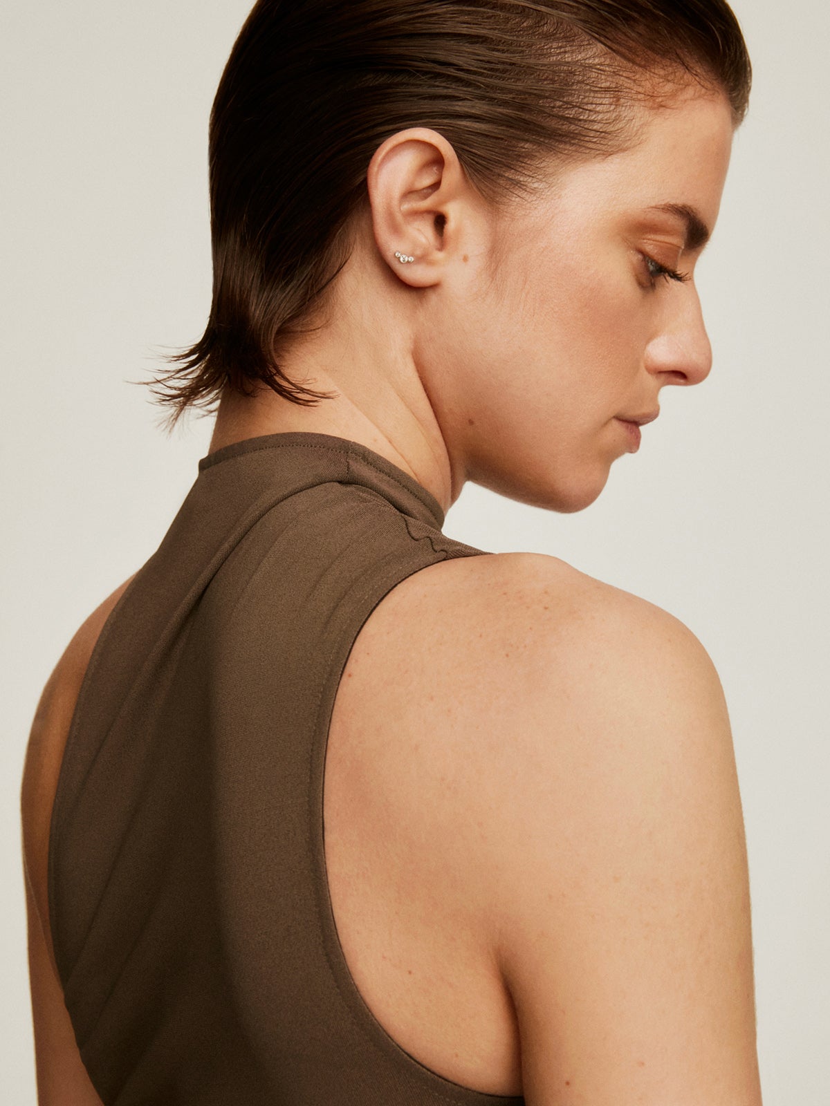 Pendiente individual de oro blanco de 9K con diamantes 0,097 cts