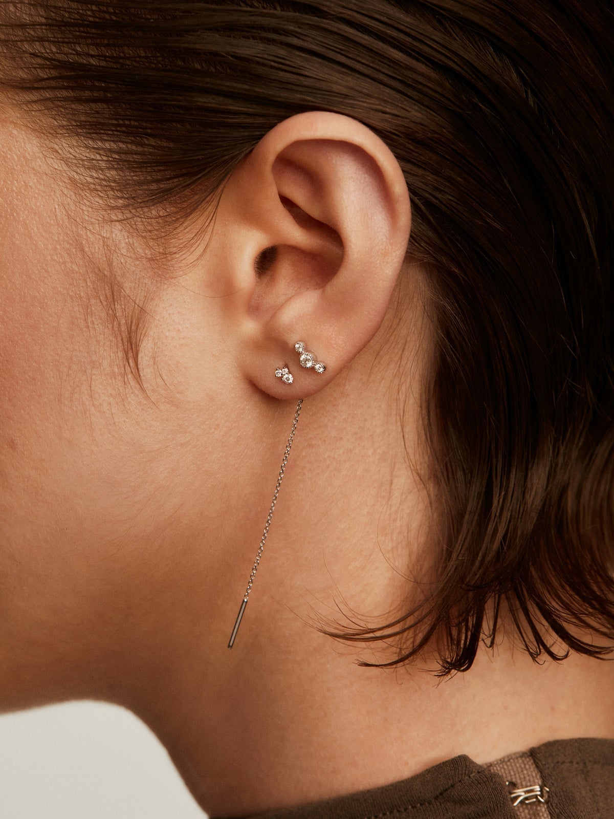 Pendiente individual de oro blanco de 9K con diamantes 0,097 cts