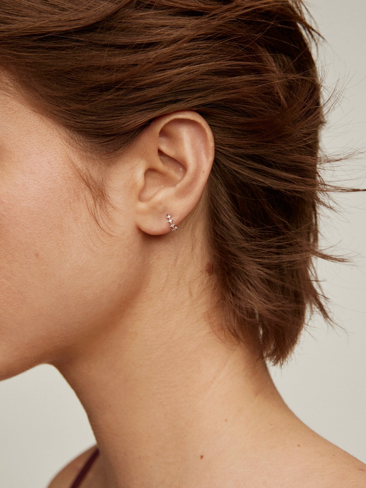 Pendiente individual de oro blanco de 9K con diamantes