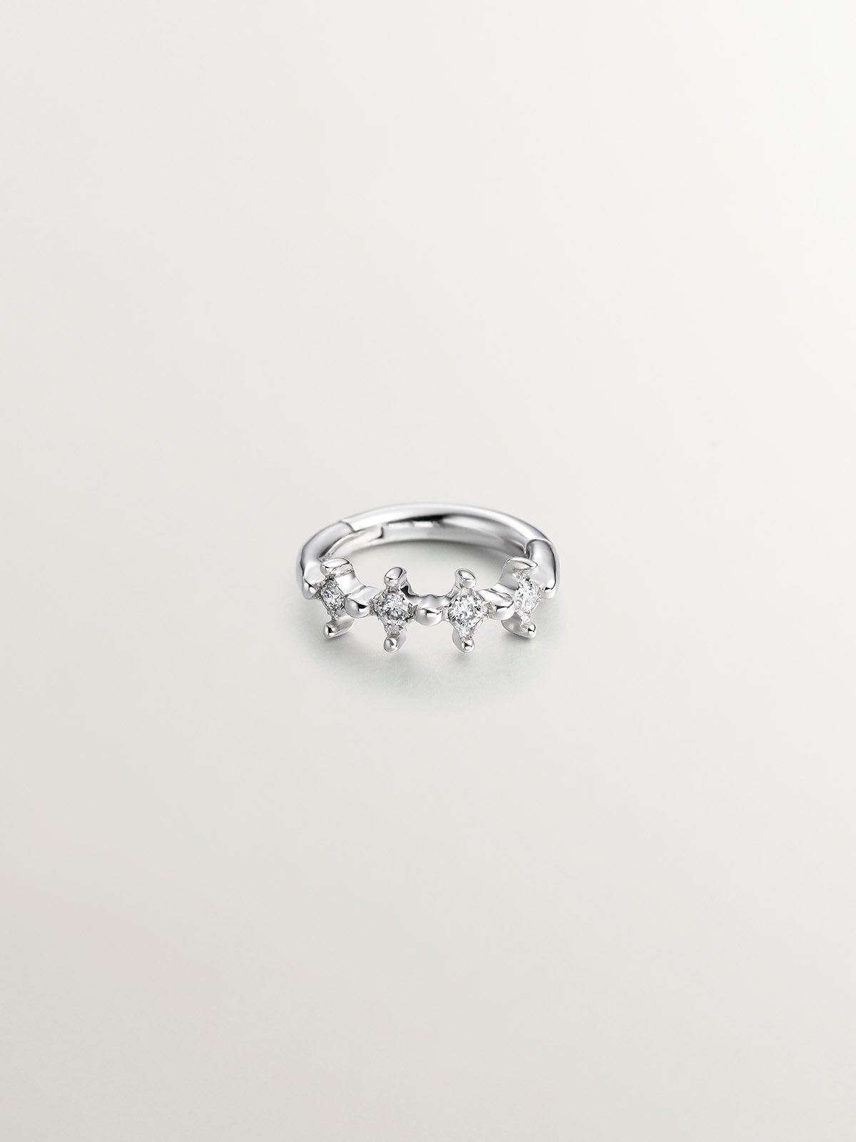 Pendiente individual de oro blanco de 9K con diamantes