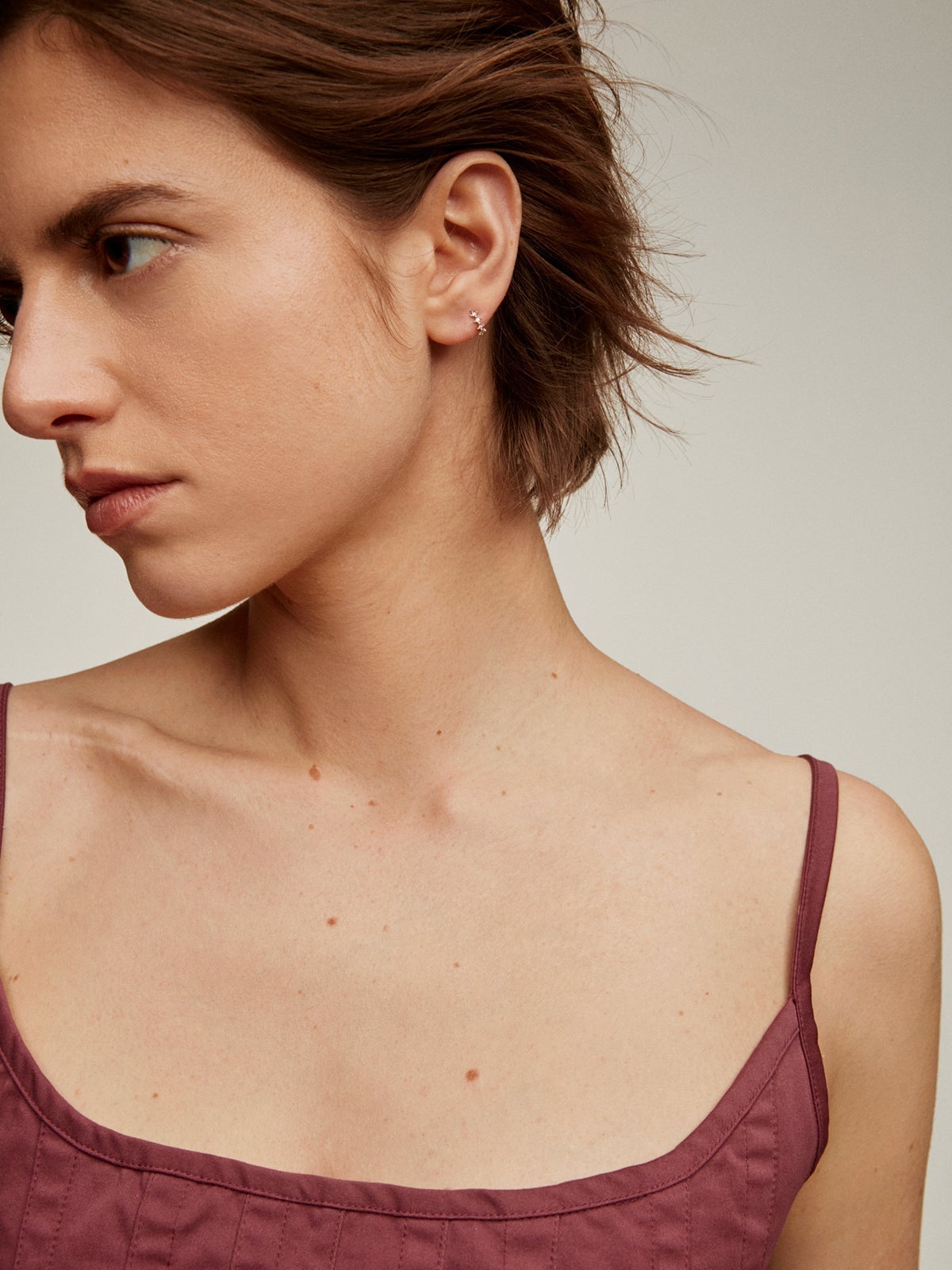 Pendiente individual de oro blanco de 9K con diamantes