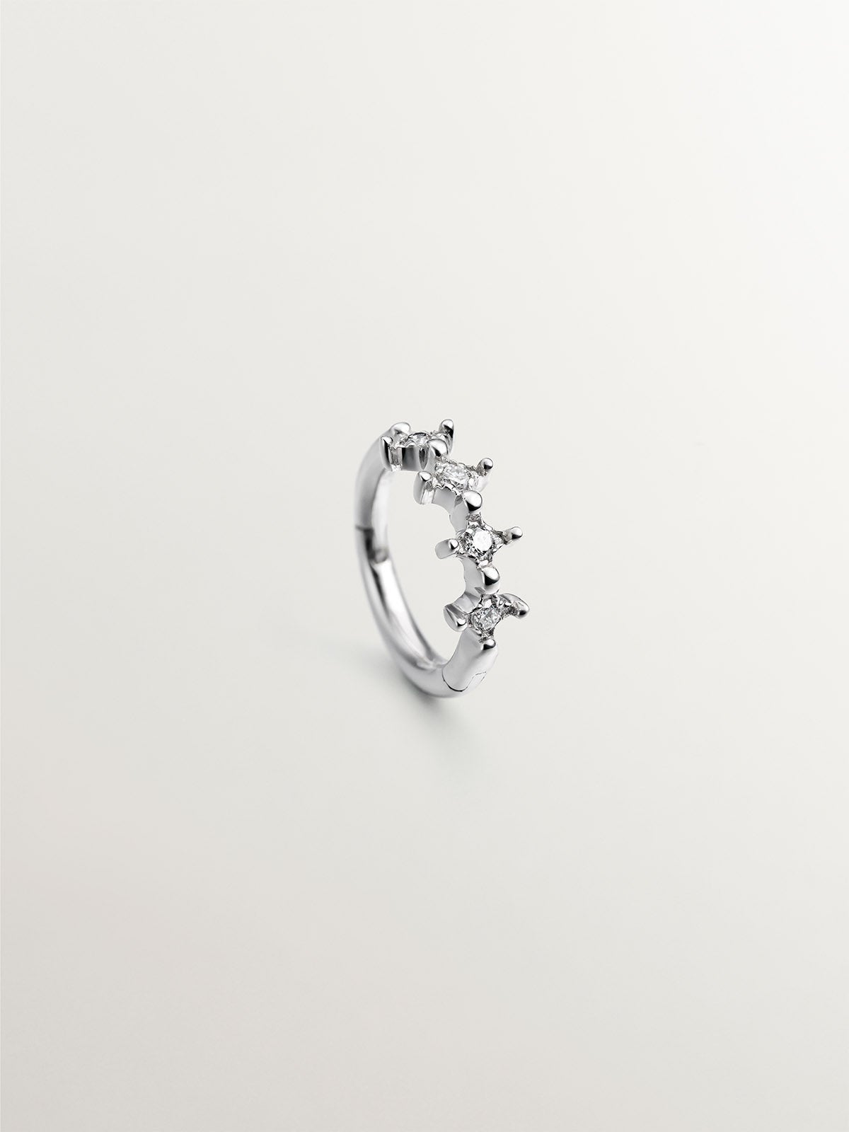 Pendiente individual de oro blanco de 9K con diamantes