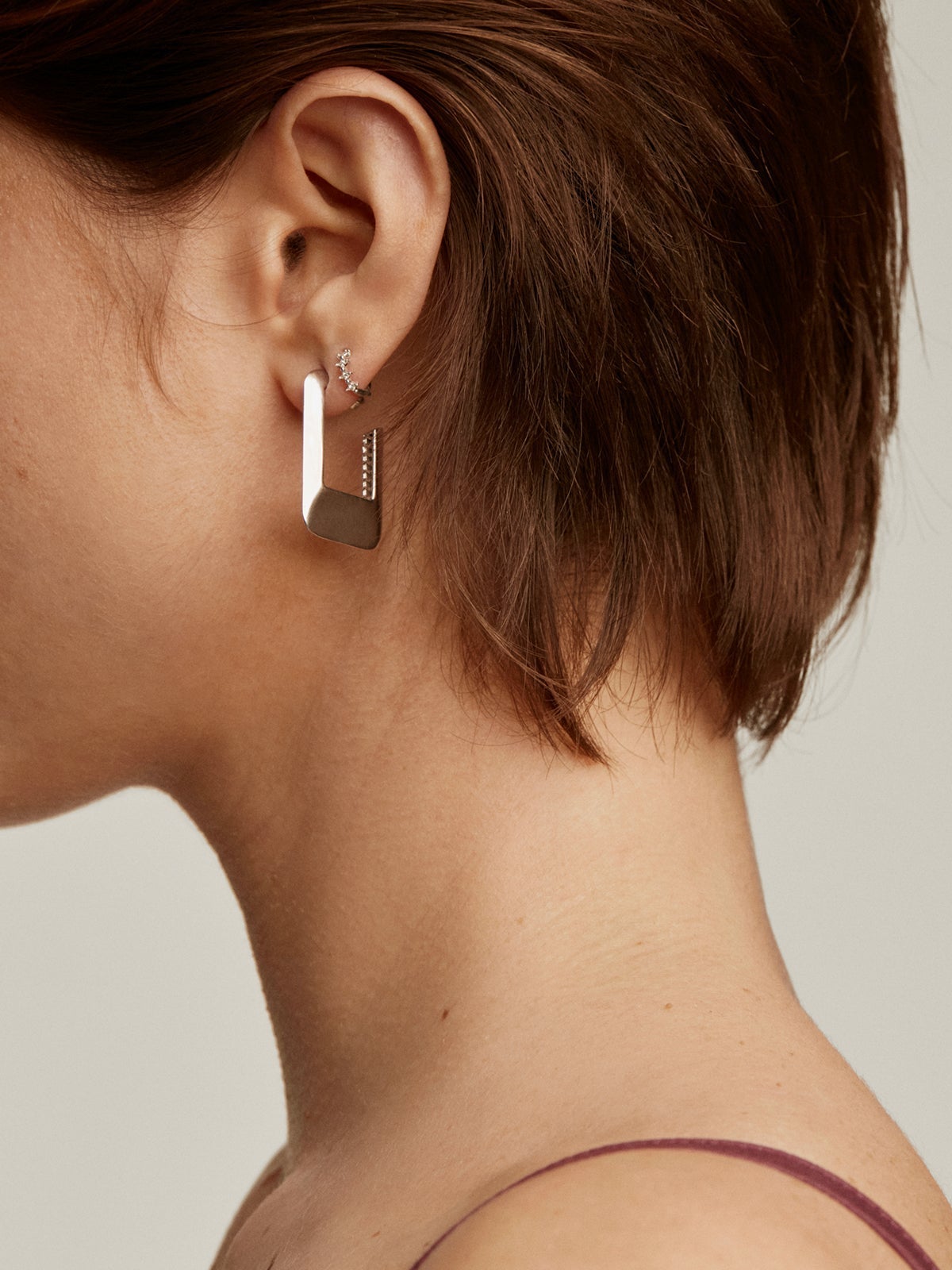 Pendiente individual de oro blanco de 9K con diamantes