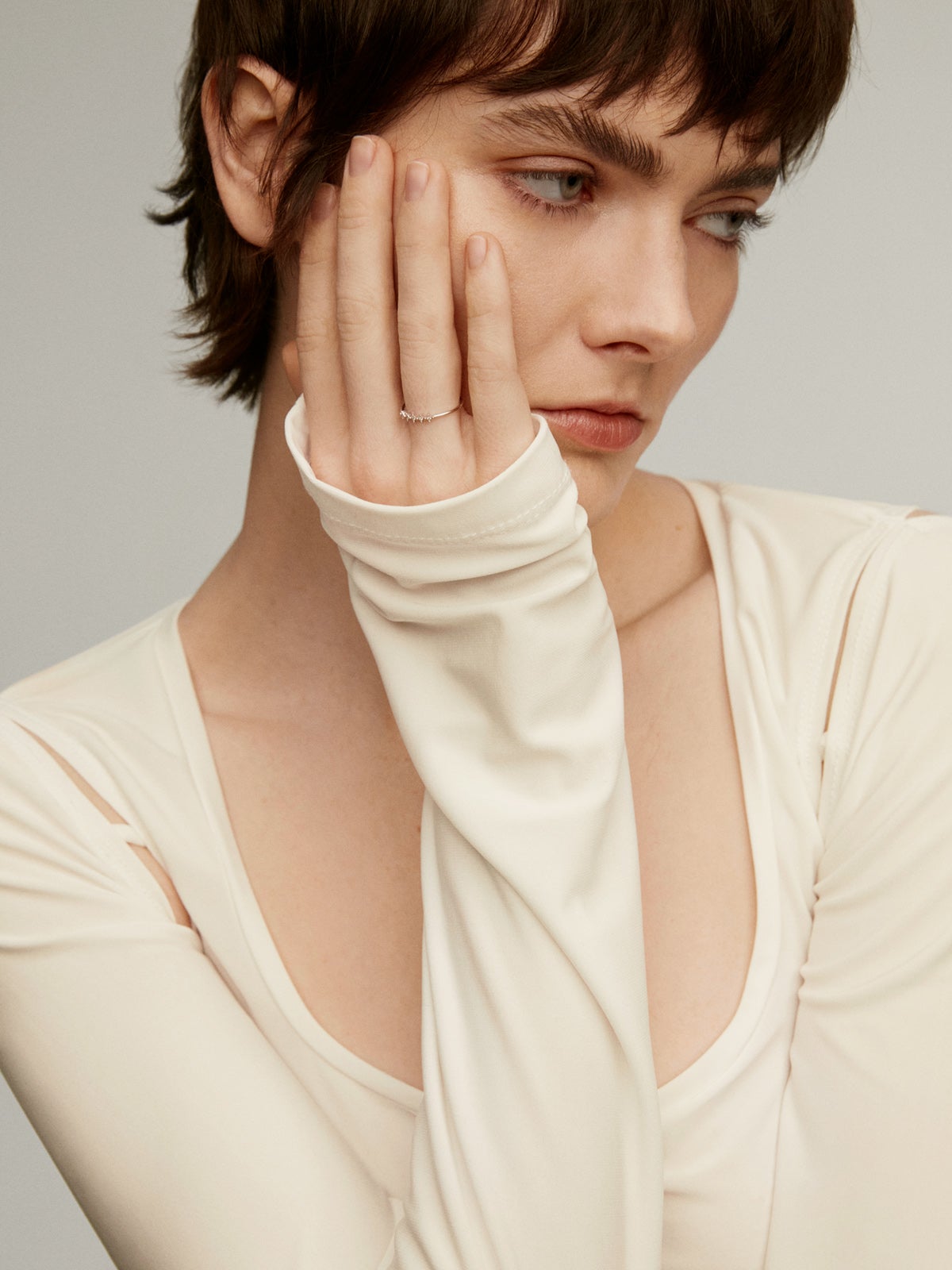 Anillo cinquillo de oro blanco de 18K con diamantes 0,025 cts