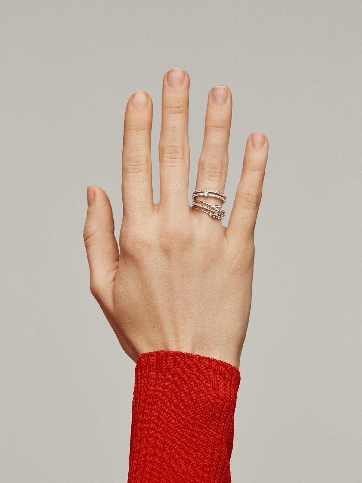 Anillo cinquillo de oro blanco de 18K con diamantes 0,025 cts