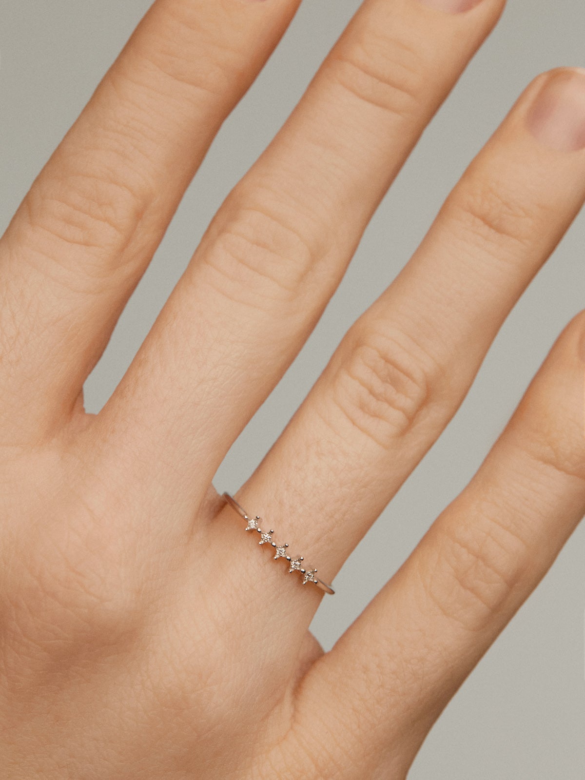 Anillo cinquillo de oro blanco de 9K con diamantes 0,025 cts