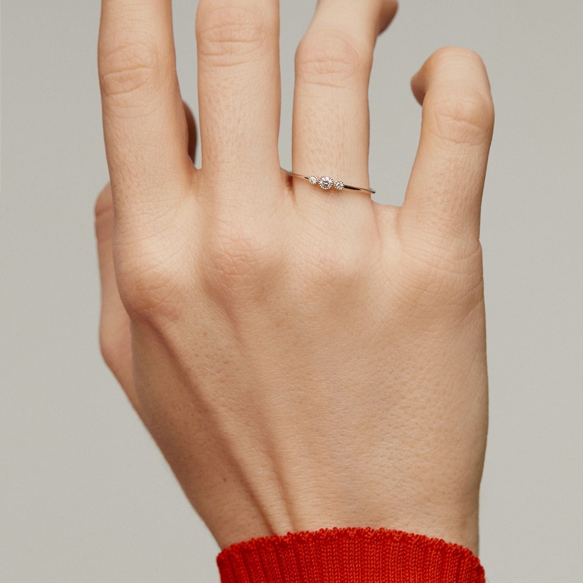 Anillo tresillo de oro blanco de 18K con diamantes 0,0187 cts