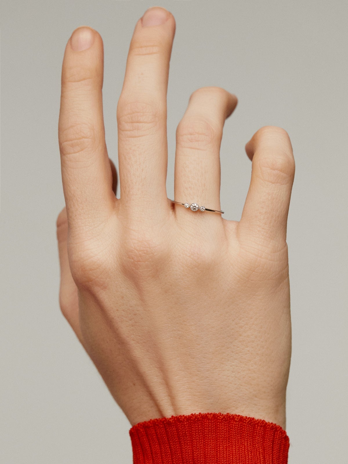 Anillo tresillo de oro blanco de 9K con diamantes 0,097 cts