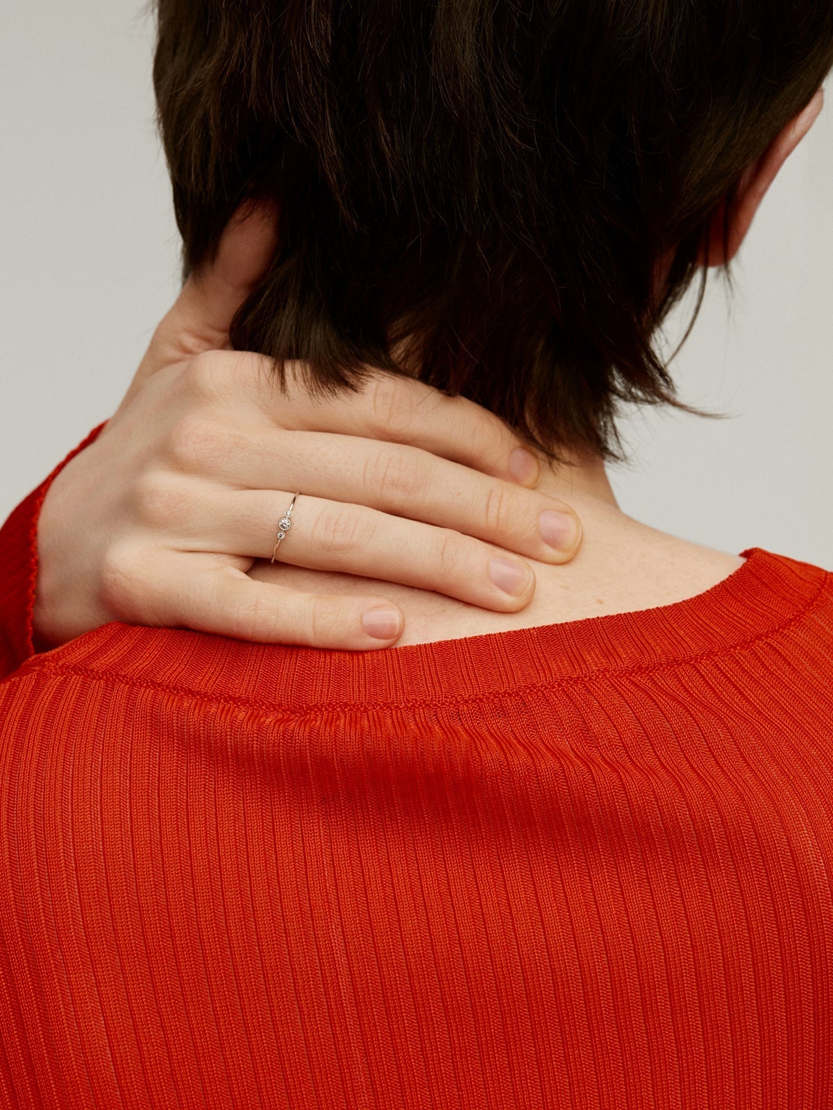 Anillo tresillo de oro blanco de 9K con diamantes 0,097 cts