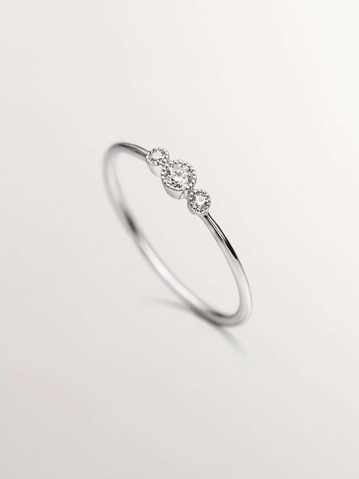 Anillo tresillo de oro blanco de 9K con diamantes 0,097 cts