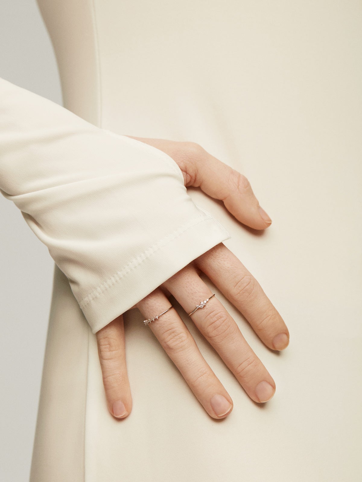 Anillo tresillo de oro blanco de 9K con diamantes 0,097 cts