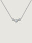 Colgante de oro blanco de 9K con triple diamante 0,097 cts