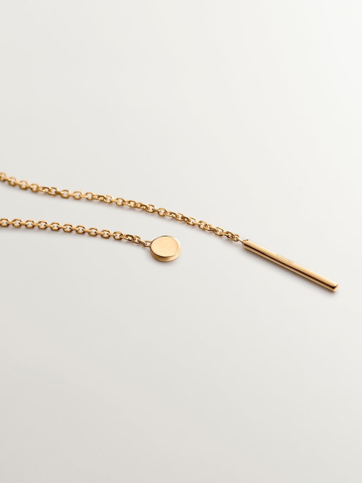 Pendiente indivdual largo de oro amarillo de 18K