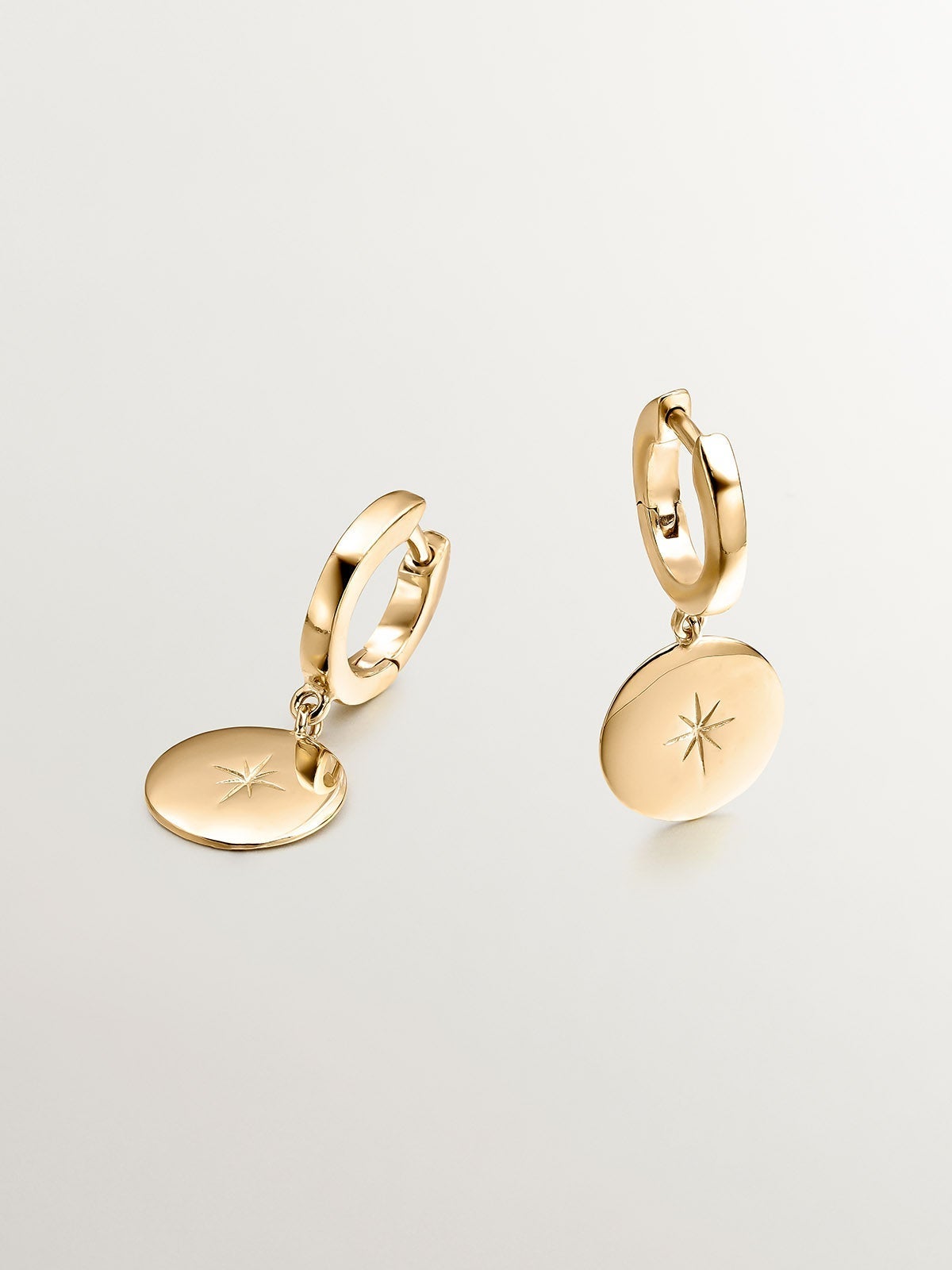 Pendientes de aro pequeños de plata 925 bañada en oro amarillo de 18K con estrella grabada