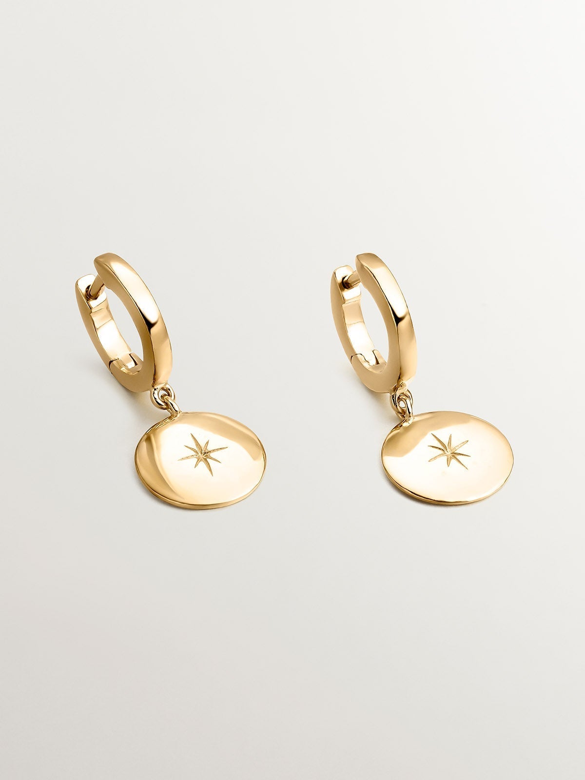 Pendientes de aro pequeños de plata 925 bañada en oro amarillo de 18K con estrella grabada