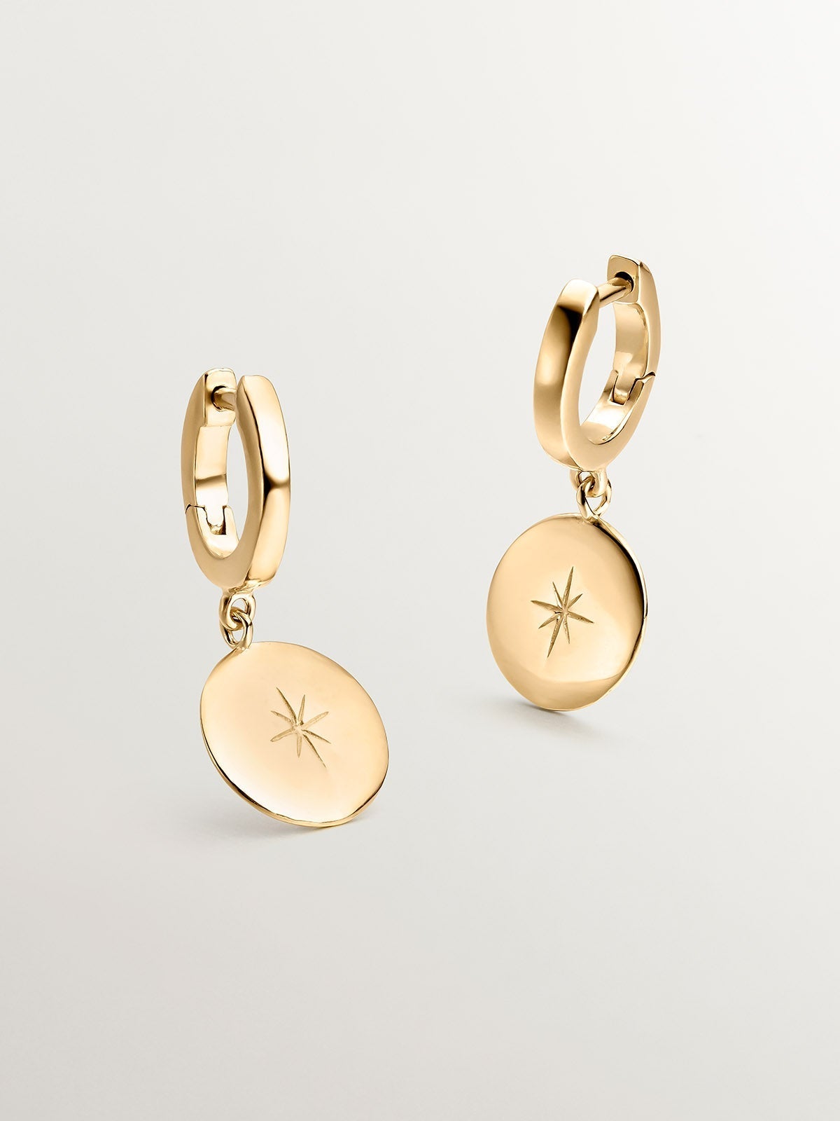 Pendientes de aro pequeños de plata 925 bañada en oro amarillo de 18K con estrella grabada