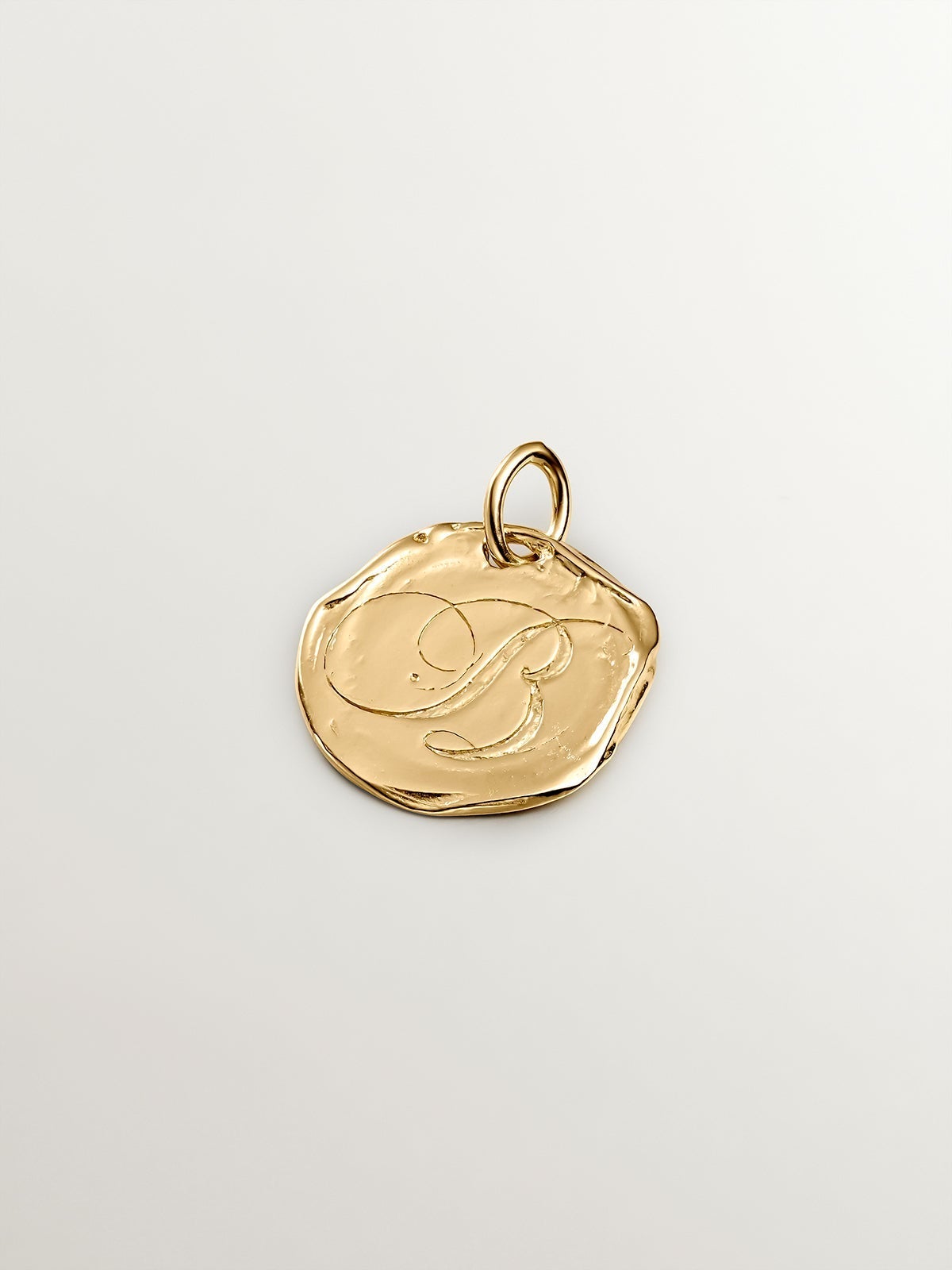 Charm artesanal de plata 925 bañada en oro amarillo de 18K con inicial B