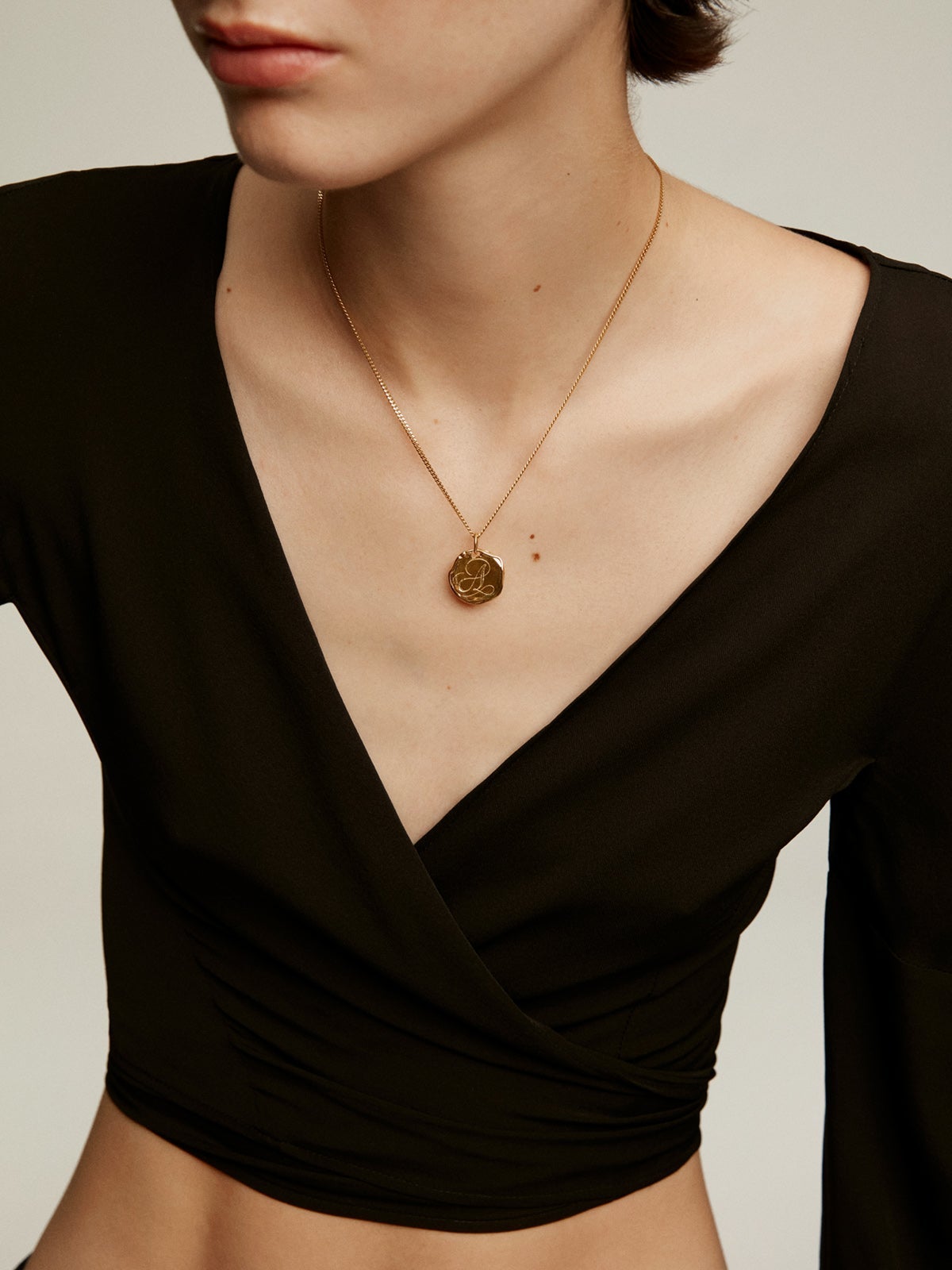 Charm artesanal de plata 925 bañada en oro amarillo de 18K con inicial B