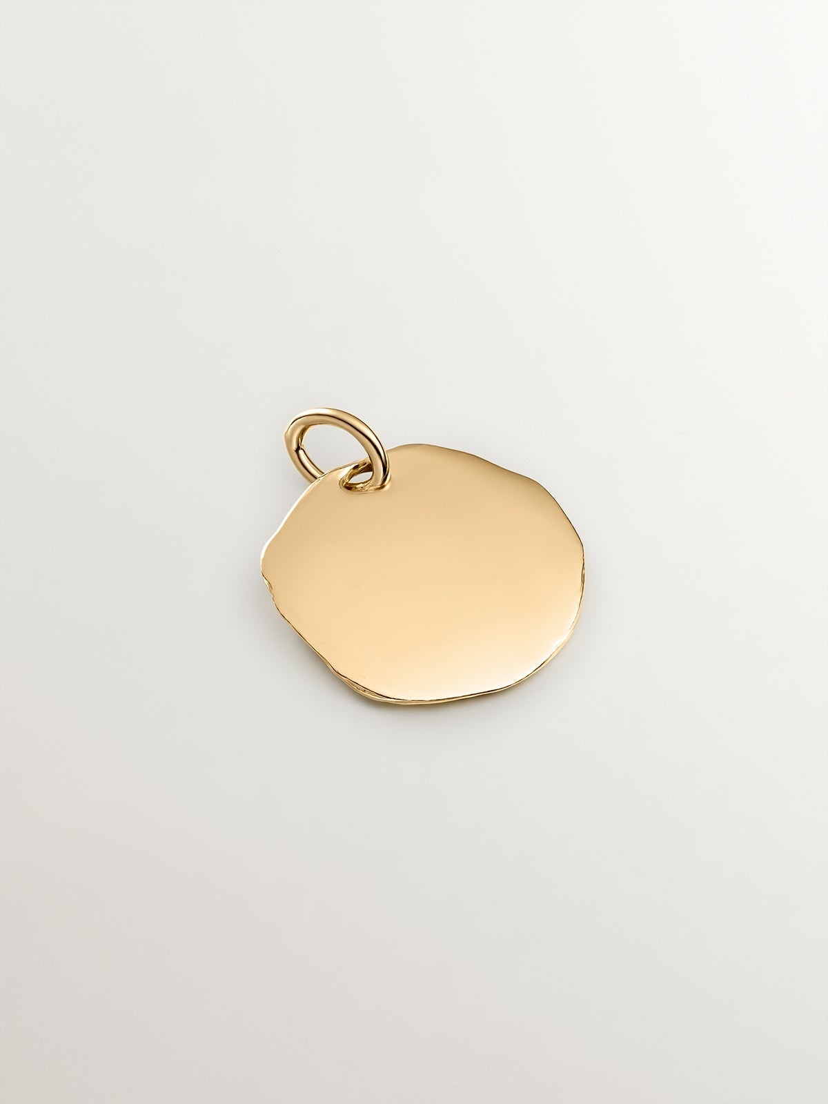 Charm artesanal de plata 925 bañada en oro amarillo de 18K con inicial B