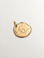 Charm artesanal de plata 925 bañada en oro amarillo de 18K con inicial C