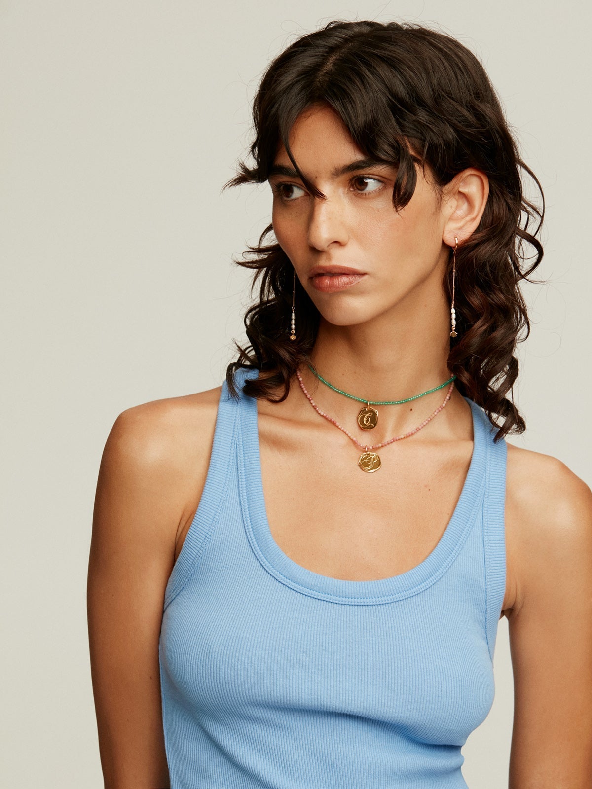 Charm artesanal de plata 925 bañada en oro amarillo de 18K con inicial C