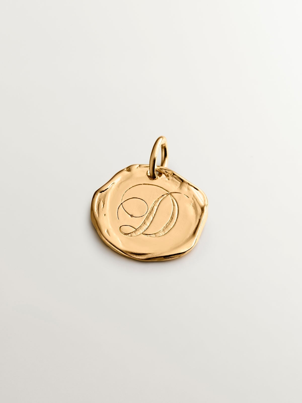 Charm artesanal de plata 925 bañada en oro amarillo de 18K con inicial D