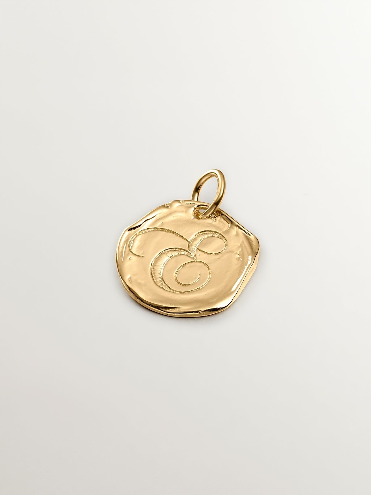 Charm artesanal de plata 925 bañada en oro amarillo de 18K con inicial E