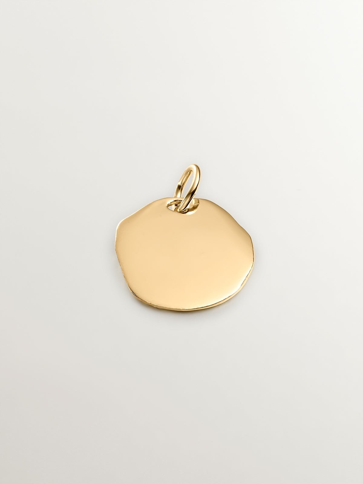 Charm artesanal de plata 925 bañada en oro amarillo de 18K con inicial E