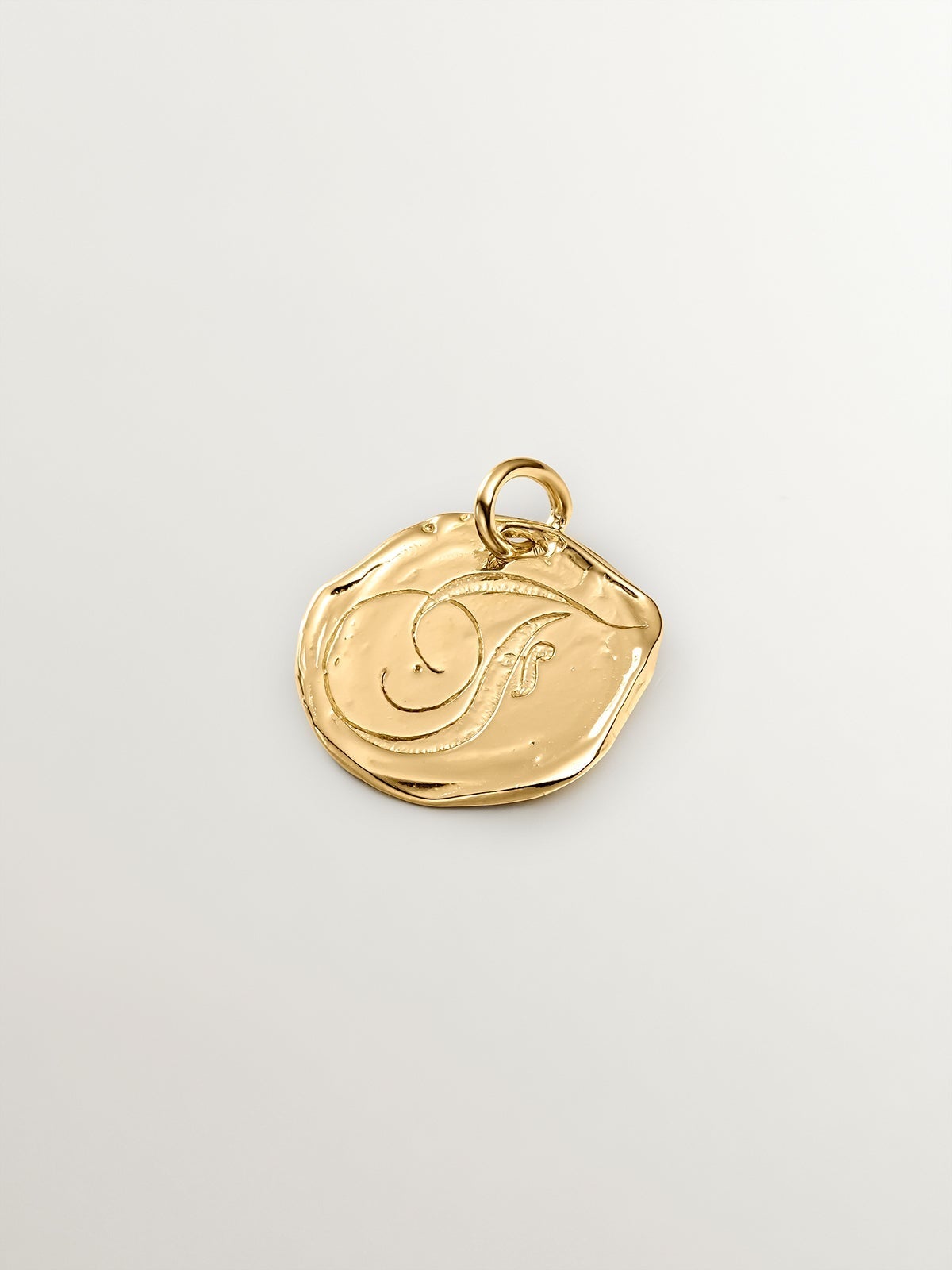 Charm artesanal de plata 925 bañada en oro amarillo de 18K con inicial F