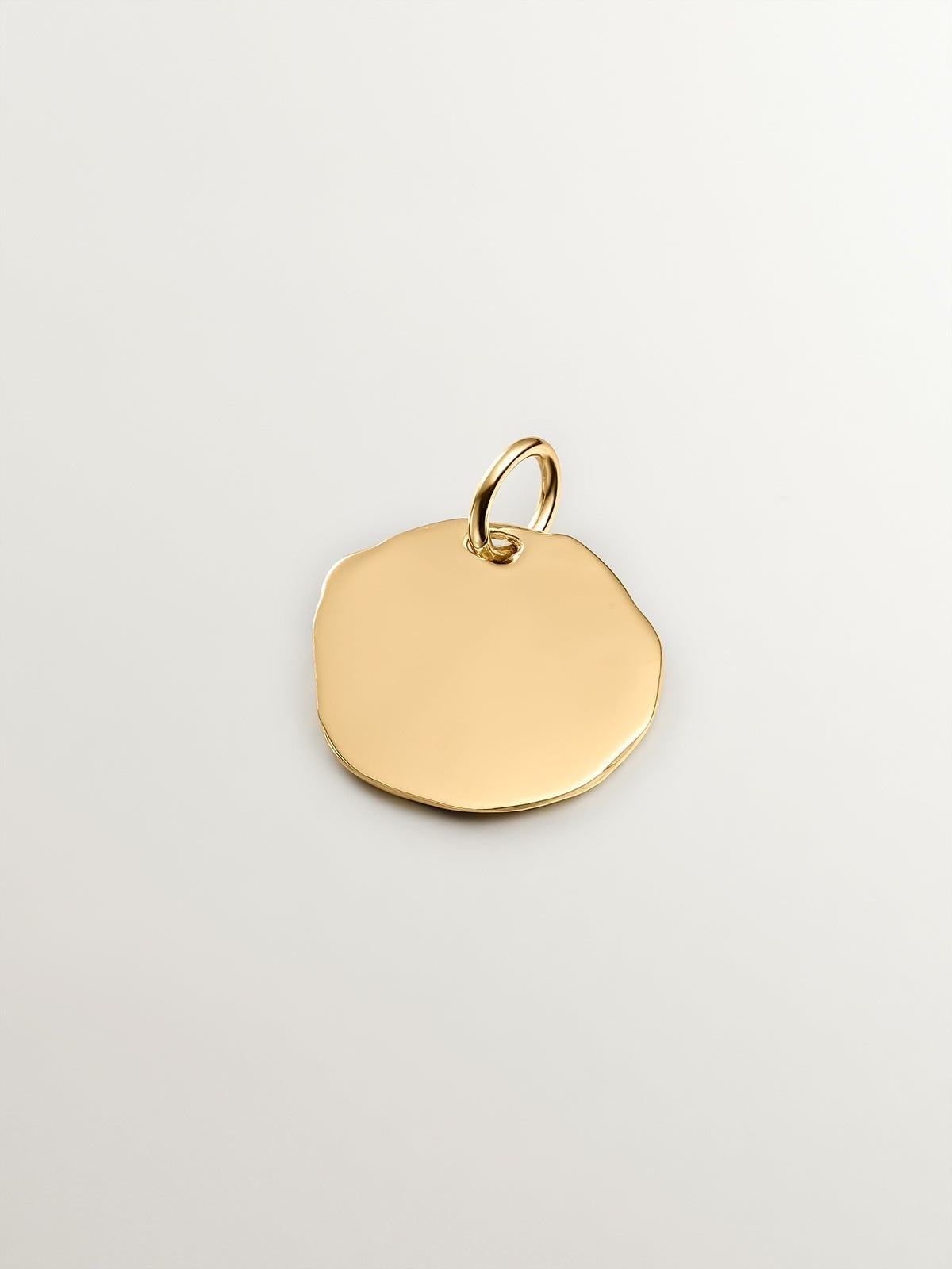 Charm artesanal de plata 925 bañada en oro amarillo de 18K con inicial F