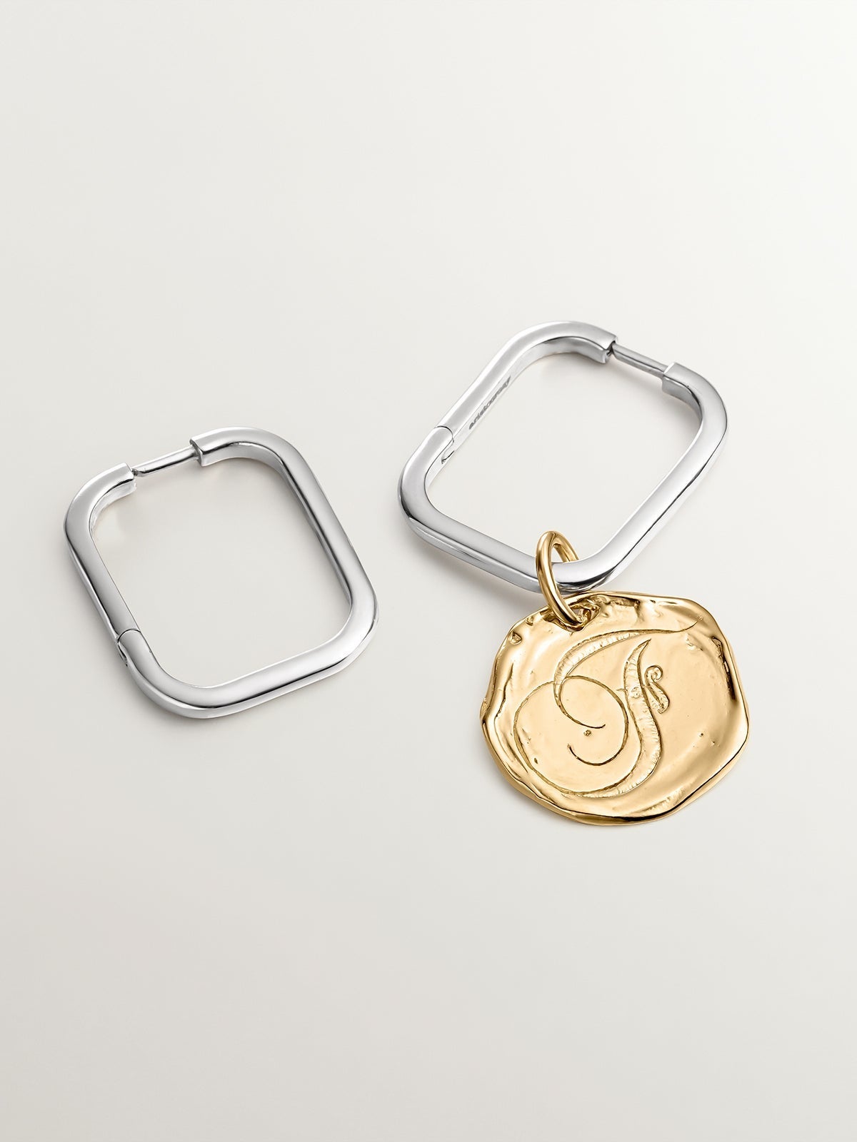 Charm artesanal de plata 925 bañada en oro amarillo de 18K con inicial F
