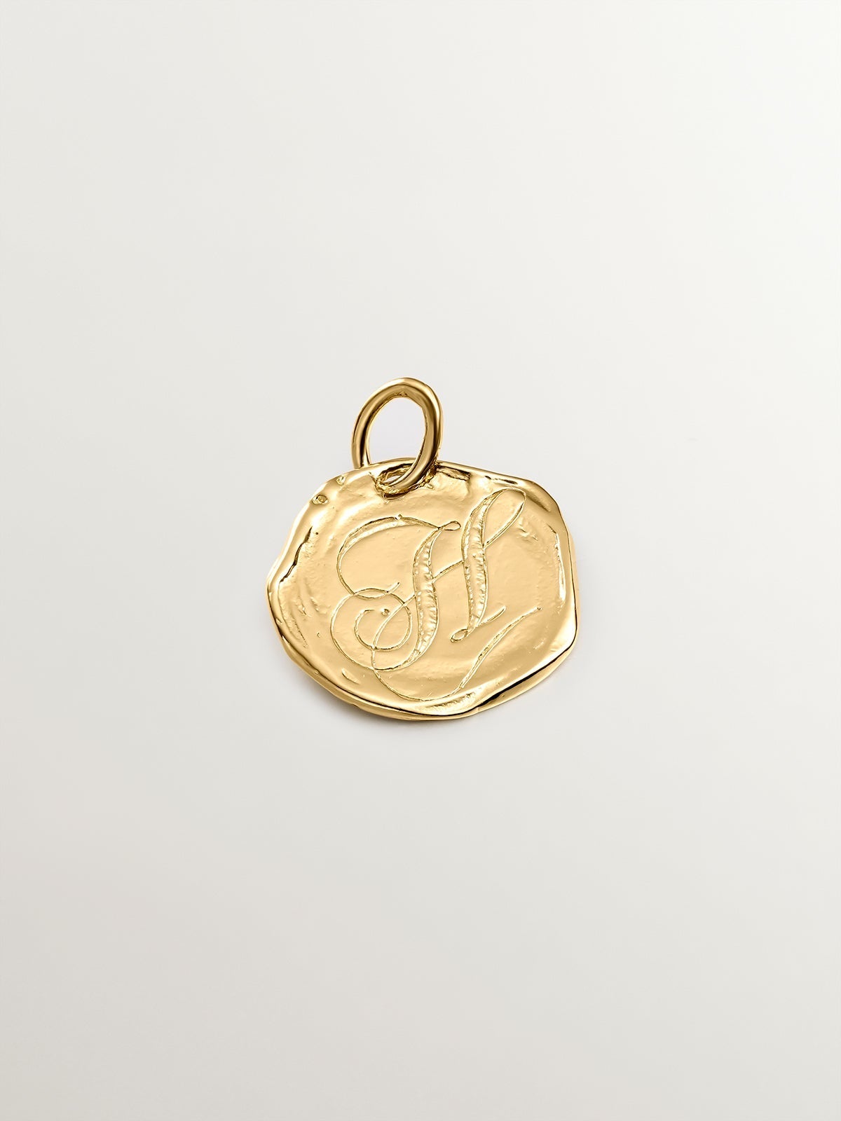 Charm artesanal de plata 925 bañada en oro amarillo de 18K con inicial H