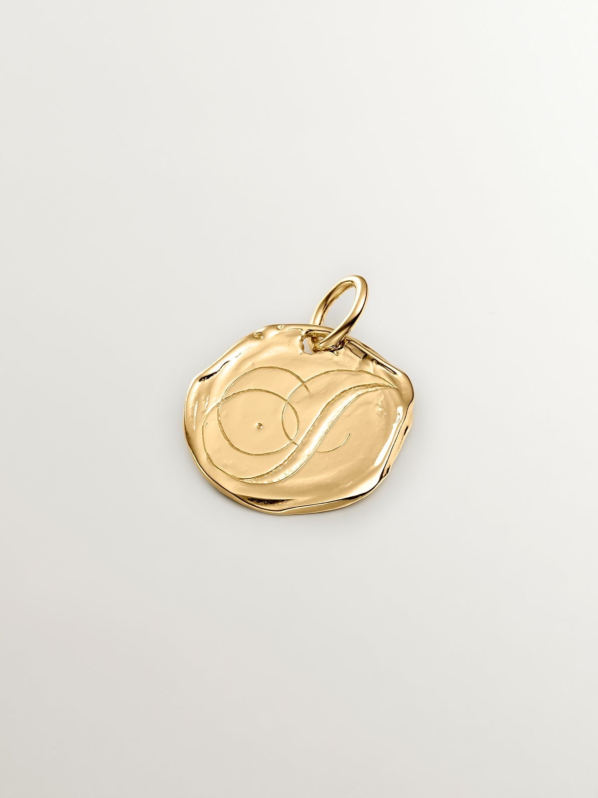 Charm artesanal de plata 925 bañada en oro amarillo de 18K con inicial I