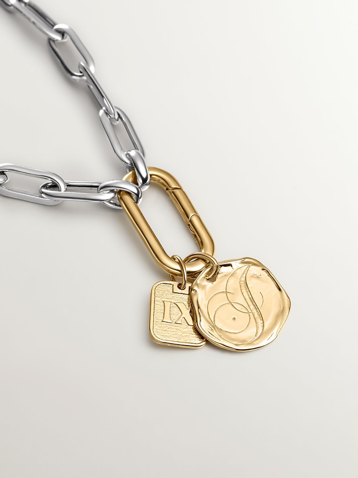 Charm artesanal de plata 925 bañada en oro amarillo de 18K con inicial I