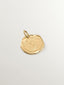 Charm artesanal de plata 925 bañada en oro amarillo de 18K con inicial J
