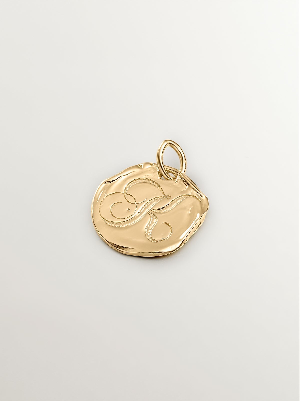 Charm artesanal de plata 925 bañada en oro amarillo de 18K con inicial K