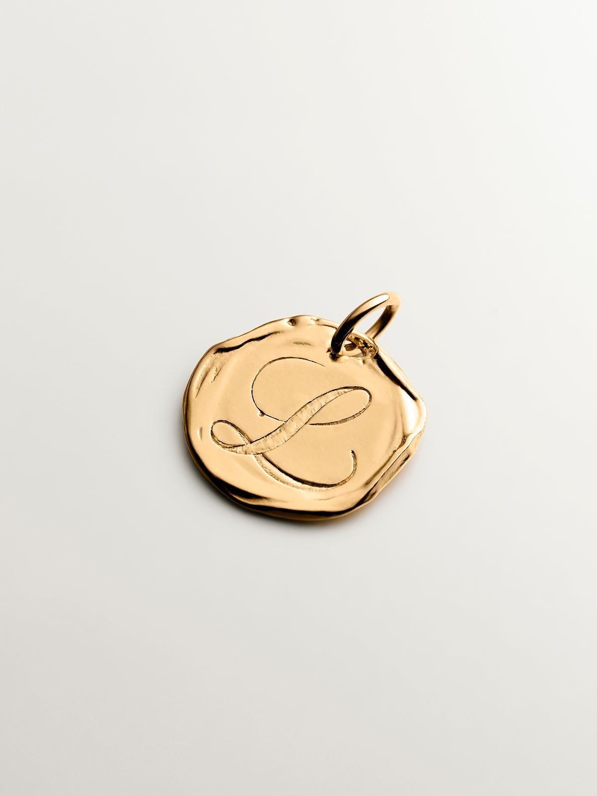 Charm artesanal de plata 925 bañada en oro amarillo de 18K con inicial L